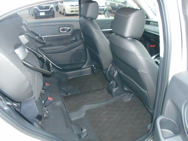 リアシートは左右、別々に多彩なアレンジをする事ができます。リアシート座面を跳ね上げて、背の高い荷物などを積む事ができます。