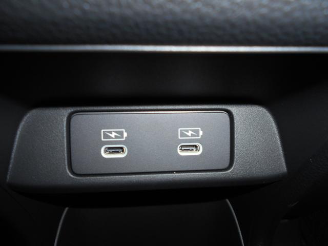 ２列目にもＵＳＢポートも装備されています、スマートフォンの充電やオーディオに連携も可能です、今や欠かせない装備の一つです！