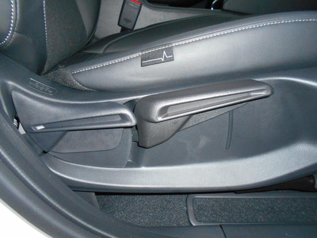 運転席には高さ調整ができる『シートハイトアジャスター機能』が付いています！　自分にぴったりの運転姿勢がとれます