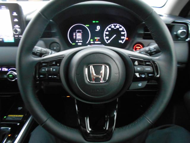 ステアリングの後ろにはパドルシフトがあります。指先で操る事で、マニュアル車感覚のシフトチェンジが楽しめます。また、右にクルーズコントロール、左にオーディオリモコンスイッチがあります。