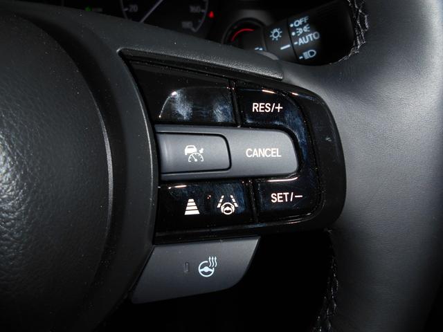 クルーズコントロールが装備されており、高速道路で定速走行が出来ます。前車との車間を自動で調整してくれる機能付きですのでドライブが快適です。