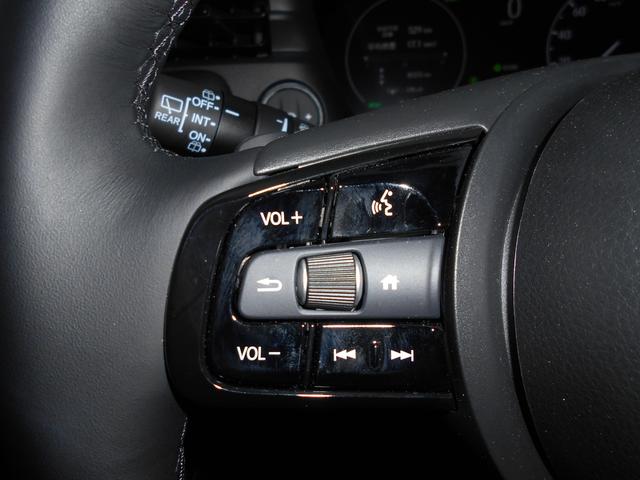 ハンドルから手を離さなくても手元のスイッチで音量調節や選曲操作等が行なえます。運転中視線をそらさなくても操作ができ便利です。