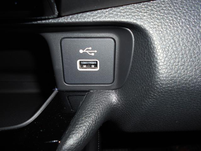 ＵＳＢポートも装備されています、スマートフォンの充電やオーディオに連携も可能です、今や欠かせない装備の一つです！