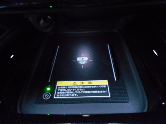 スマホを置くだけで充電できるワイヤレス充電器付きです。