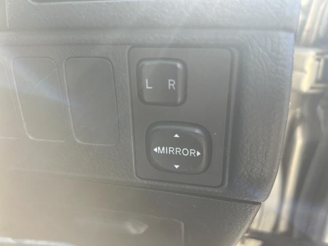 電動格納ミラー！運転手が変わったときやバックの時に自由自在にミラーを調整できます！