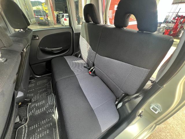 真ん中穴の開いたヘッドレストで後席に乗った人もラクラク！