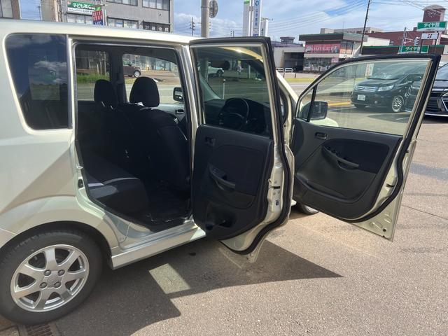 運転席側のドアを開いた状態です。