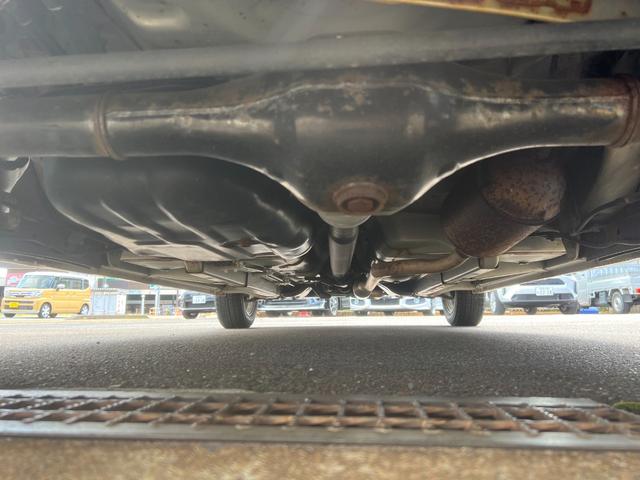 下回りの写真です。年式相応の錆があります。下回り防錆も承ります。錆の振興を抑えることができます。