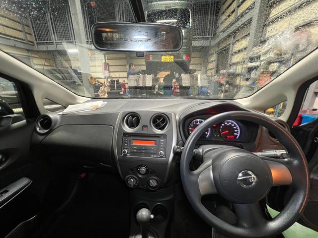 ノート 　プッシュスタート　スマートキー　電動格納ミラー　エアコン　純正オーディオ　冬タイヤアルミホイールセット車載　パワーステアリング　パワーウィンドウ（3枚目）
