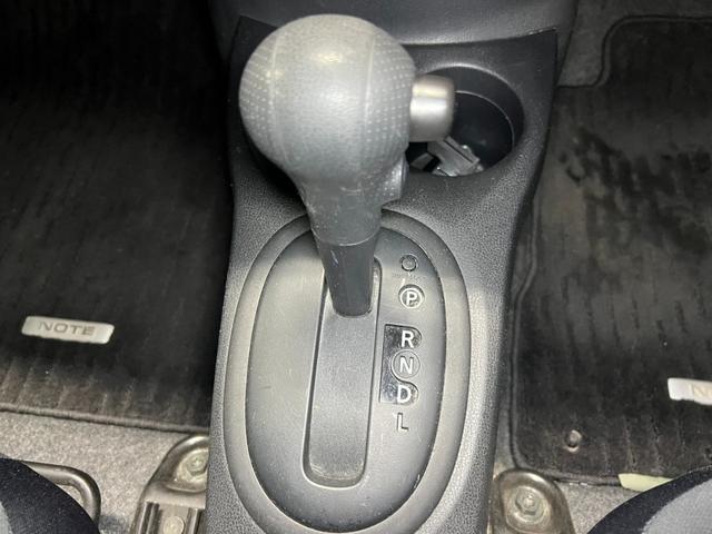 ノート 　プッシュスタート　スマートキー　電動格納ミラー　エアコン　純正オーディオ　冬タイヤアルミホイールセット車載　パワーステアリング　パワーウィンドウ（13枚目）