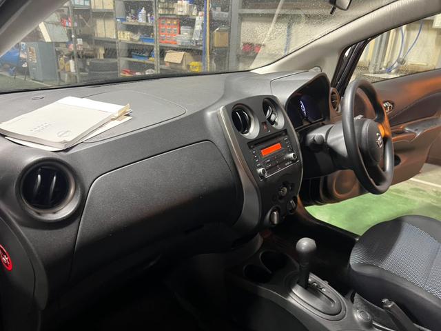 ノート 　プッシュスタート　スマートキー　電動格納ミラー　エアコン　純正オーディオ　冬タイヤアルミホイールセット車載　パワーステアリング　パワーウィンドウ（15枚目）