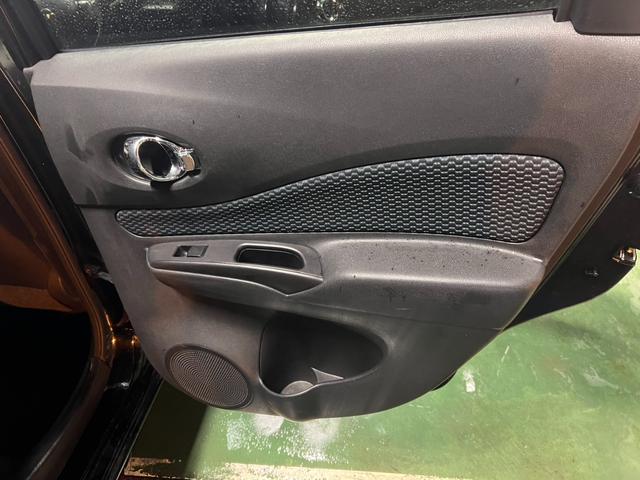 ノート 　プッシュスタート　スマートキー　電動格納ミラー　エアコン　純正オーディオ　冬タイヤアルミホイールセット車載　パワーステアリング　パワーウィンドウ（20枚目）