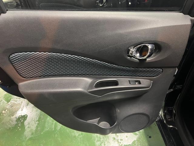 ノート 　プッシュスタート　スマートキー　電動格納ミラー　エアコン　純正オーディオ　冬タイヤアルミホイールセット車載　パワーステアリング　パワーウィンドウ（22枚目）