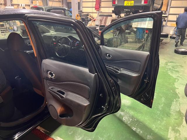 ノート 　プッシュスタート　スマートキー　電動格納ミラー　エアコン　純正オーディオ　冬タイヤアルミホイールセット車載　パワーステアリング　パワーウィンドウ（27枚目）