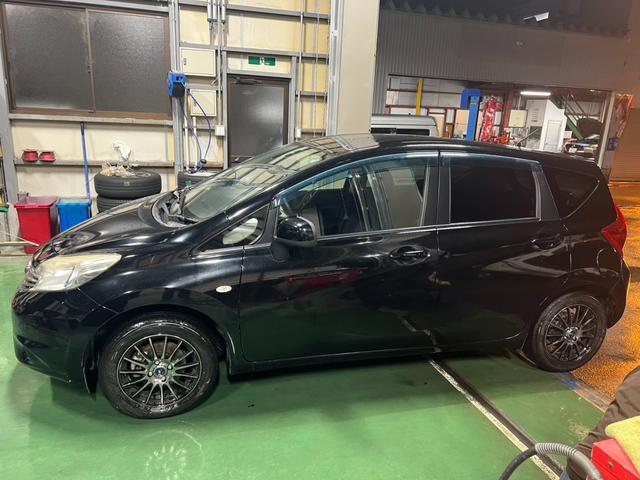 ノート 　プッシュスタート　スマートキー　電動格納ミラー　エアコン　純正オーディオ　冬タイヤアルミホイールセット車載　パワーステアリング　パワーウィンドウ（31枚目）