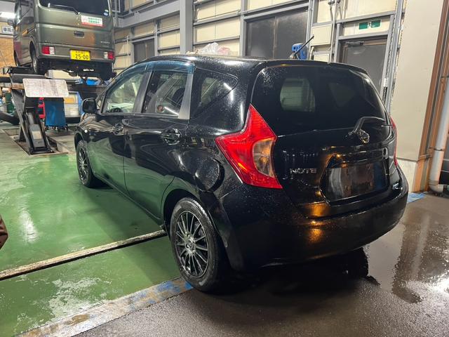 ノート 　プッシュスタート　スマートキー　電動格納ミラー　エアコン　純正オーディオ　冬タイヤアルミホイールセット車載　パワーステアリング　パワーウィンドウ（32枚目）