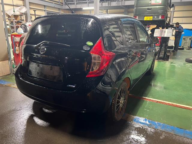 ノート 　プッシュスタート　スマートキー　電動格納ミラー　エアコン　純正オーディオ　冬タイヤアルミホイールセット車載　パワーステアリング　パワーウィンドウ（34枚目）