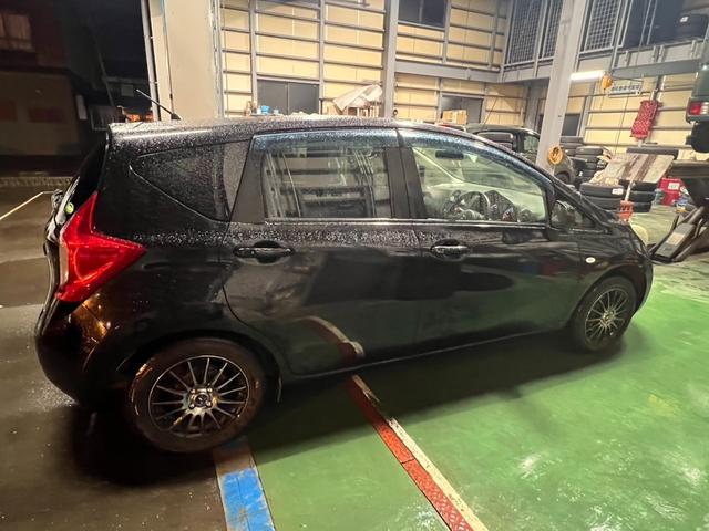 ノート 　プッシュスタート　スマートキー　電動格納ミラー　エアコン　純正オーディオ　冬タイヤアルミホイールセット車載　パワーステアリング　パワーウィンドウ（35枚目）