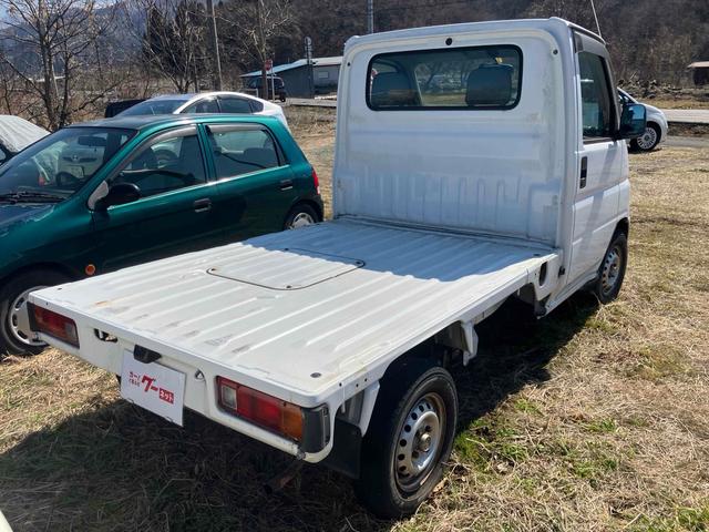 アクティトラック 4WD 軽トラック 5速マニュアル 三方開 エアコン 運転席エアバッグ ミュージックプレイヤー接続可 カセット シガーライター 走行距離8.8万キロ 車検整備付き 修復歴無し ホワイト(8枚目)