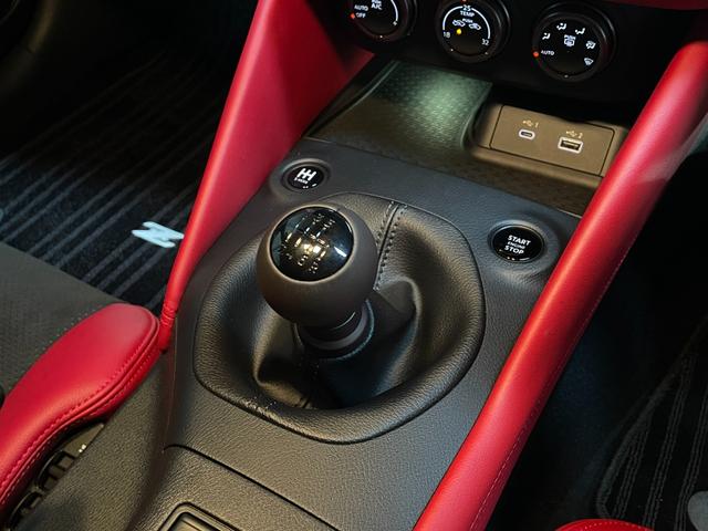 フェアレディZ バージョンST 6速マニュアル NISMOマフラー BOSEプレミアムサウンド 9インナビ フルセグTV バックカメラ ドラレコ ETC ハーフレザーパワーシート シートヒーター LEDヘッドライト 19インチ(37枚目)