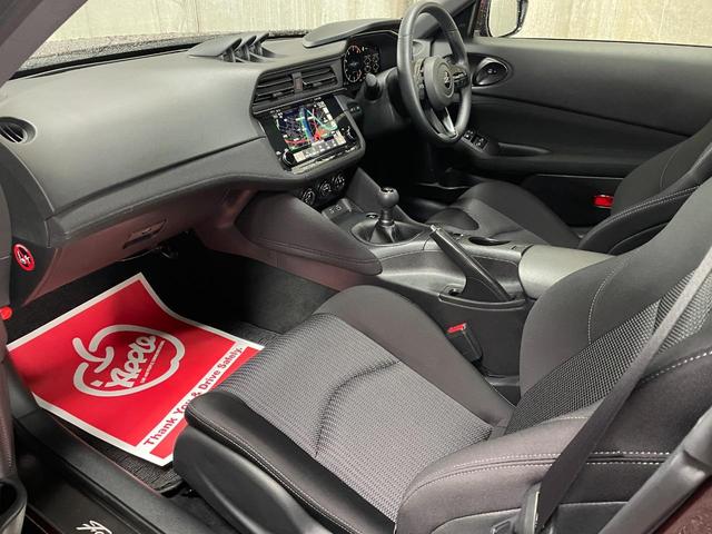 フェアレディＺ ベースグレード　カスタマイズエディションバンパー　　リアスポイラー　６速ＭＴ　ＢＯＳＥサウンド　ＬＥＤヘッドライト　１９インチアルミ　純正ナビ・フルセグＴＶ　バックカメラ　ＥＴＣ　クルーズコントロール　前後ドラレコ（41枚目）