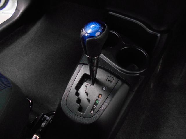 S 関東車 禁煙車 1オーナー プッシュスタート スマートキー2個 オートライト オートエアコン SDナビ TV CD DVD Bluetooth AUX(18枚目)