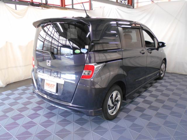 フリードスパイクハイブリッド ハイブリッド　ＨＩＤヘッドライト　シートカバー　両側手動スライドドア　社外ナビ　フルセグＴＶ　バックカメラ　ＥＴＣ　３６０°ドラレコ（5枚目）