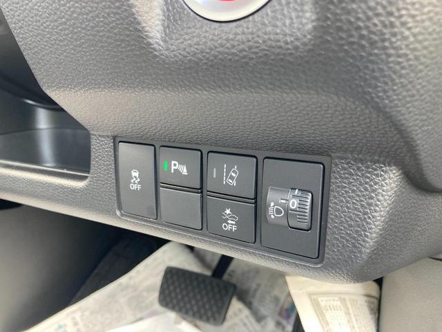 【レーンアシスト】走行中にカメラで車線を認識し、車線を逸脱しそうなときに警報を発したり、さらに進んでステアリング補正を行ったりする機能。