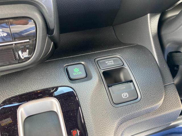 渋滞や信号待ちなどでブレーキを踏み続けるというドライバーの負担を軽減！アクセルペダルを踏むことでブレーキを自動解除できる、とても便利な機能、ブレーキホールド付！