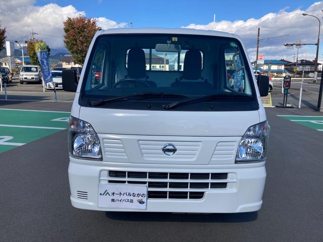 NT100クリッパートラック DX 4WD 5MT フロントドライブレコーダー エアコン パワーステアリング 運転席エアバッグ 助手席エアバッグ 記録簿 3枚リーフスプリング 取扱説明書 メンテナンスノート テールゲートチェーン 荷台マット(2枚目)