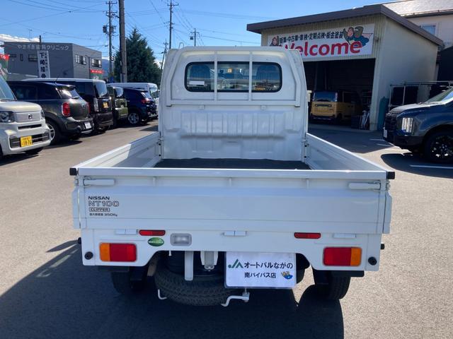 NT100クリッパートラック DX 4WD 5MT フロントドライブレコーダー エアコン パワーステアリング 運転席エアバッグ 助手席エアバッグ 記録簿 3枚リーフスプリング 取扱説明書 メンテナンスノート テールゲートチェーン 荷台マット(6枚目)
