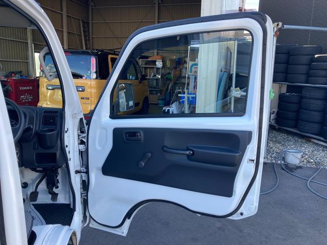 NT100クリッパートラック DX 4WD 5MT フロントドライブレコーダー エアコン パワーステアリング 運転席エアバッグ 助手席エアバッグ 記録簿 3枚リーフスプリング 取扱説明書 メンテナンスノート テールゲートチェーン 荷台マット(10枚目)