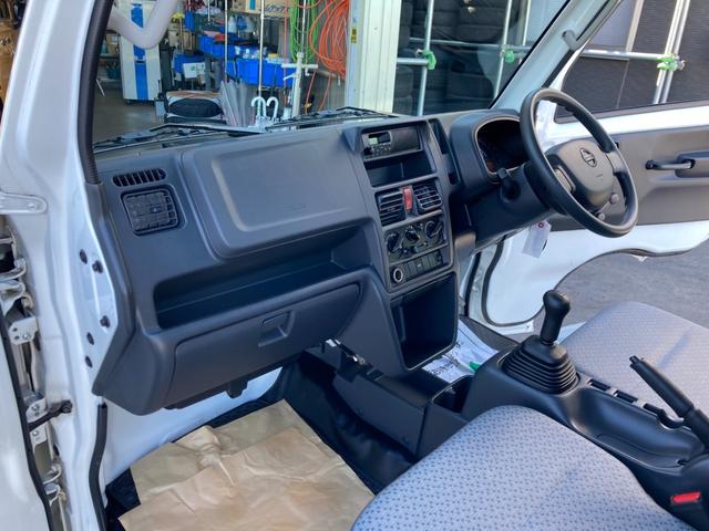 NT100クリッパートラック DX 4WD 5MT フロントドライブレコーダー エアコン パワーステアリング 運転席エアバッグ 助手席エアバッグ 記録簿 3枚リーフスプリング 取扱説明書 メンテナンスノート テールゲートチェーン 荷台マット(17枚目)