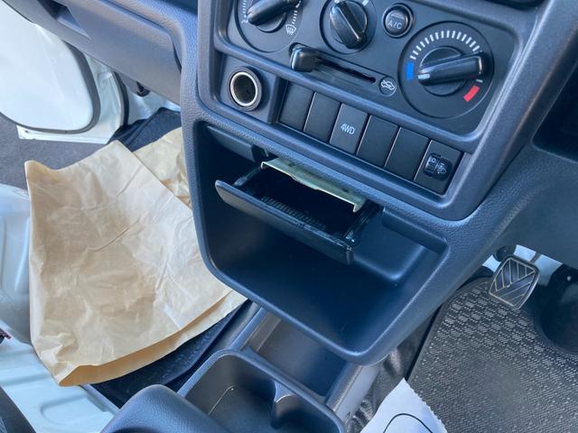 NT100クリッパートラック DX 4WD 5MT フロントドライブレコーダー エアコン パワーステアリング 運転席エアバッグ 助手席エアバッグ 記録簿 3枚リーフスプリング 取扱説明書 メンテナンスノート テールゲートチェーン 荷台マット(24枚目)