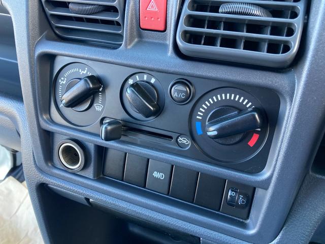 NT100クリッパートラック DX 4WD 5MT フロントドライブレコーダー エアコン パワーステアリング 運転席エアバッグ 助手席エアバッグ 記録簿 3枚リーフスプリング 取扱説明書 メンテナンスノート テールゲートチェーン 荷台マット(26枚目)