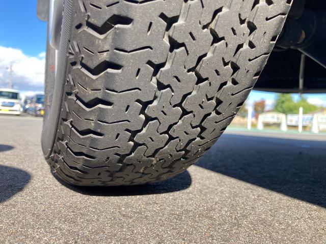 NT100クリッパートラック DX 4WD 5MT フロントドライブレコーダー エアコン パワーステアリング 運転席エアバッグ 助手席エアバッグ 記録簿 3枚リーフスプリング 取扱説明書 メンテナンスノート テールゲートチェーン 荷台マット(40枚目)