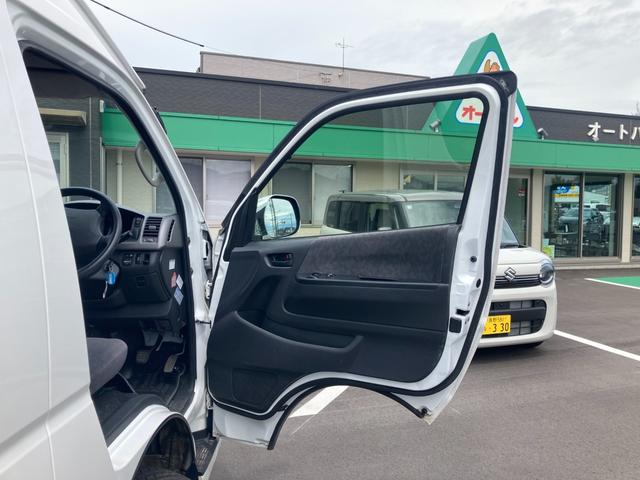 ハイエースワゴン グランドキャビン　４ＷＤ　乗車定員１０人　フロントドライブレコーダー　バックカメラ　ディスプレイオーディオ　パワースライドドア　オートライト　キーレスエントリー　電動格納ミラー　４ＡＴ　ＣＤ　ＵＳＢ　ＥＴＣ２．０　　衝突安全ボディ（9枚目）