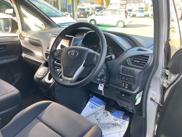 ノア X 4WD 乗車定員8人 純正9インチナビ CD ETC TV BT TV ETC 左側パワースライドドア オートライト LEDヘッドランプ キーレスエントリー ワイパーデアイサ アイドリングストップ リヤエアコン 3列シート(11枚目)