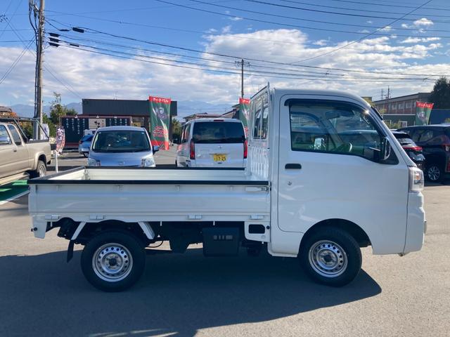 サンバートラック TBスマートアシスト 4WD 長野県限定車 5M/T リヤデフロック LEDヘッドランプ/フォグランプ メッキミラーカバー 4枚リーフスプリング SAIIIt クリアランスソナー ETC ナビ TV オートライト ABS ESC CD USB(4枚目)