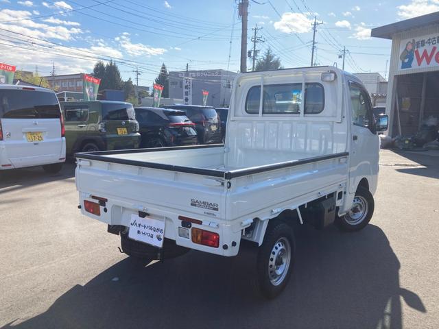 サンバートラック TBスマートアシスト 4WD 長野県限定車 5M/T リヤデフロック LEDヘッドランプ/フォグランプ メッキミラーカバー 4枚リーフスプリング SAIIIt クリアランスソナー ETC ナビ TV オートライト ABS ESC CD USB(5枚目)