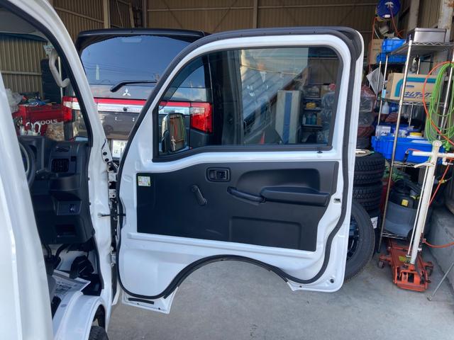 サンバートラック TBスマートアシスト 4WD 長野県限定車 5M/T リヤデフロック LEDヘッドランプ/フォグランプ メッキミラーカバー 4枚リーフスプリング SAIIIt クリアランスソナー ETC ナビ TV オートライト ABS ESC CD USB(11枚目)