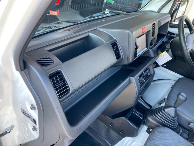 サンバートラック TBスマートアシスト 4WD 長野県限定車 5M/T リヤデフロック LEDヘッドランプ/フォグランプ メッキミラーカバー 4枚リーフスプリング SAIIIt クリアランスソナー ETC ナビ TV オートライト ABS ESC CD USB(33枚目)