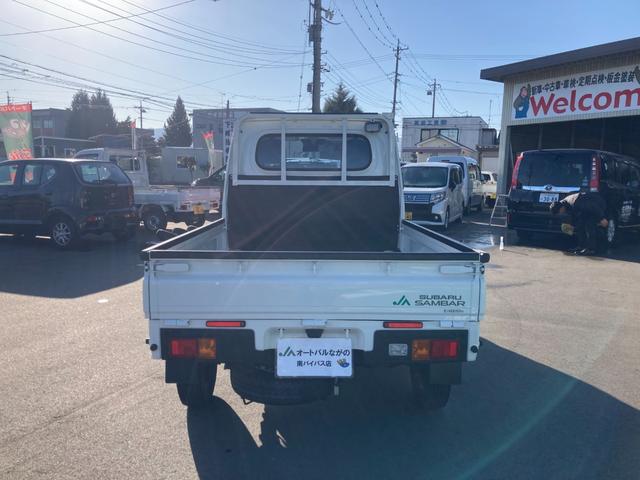 サンバートラック ＪＡ　４ＷＤ　スマートアシスト　ＡＣ　５Ｍ／Ｔ　副変速機　４枚リーフスプリング　リヤデフロック　衝突被害軽減システム　クリアランスソナー　レーンアシスト　アイドリングストップ　オートハイビーム　ＣＤチューナー　荷台ＬＥＤランプ（6枚目）