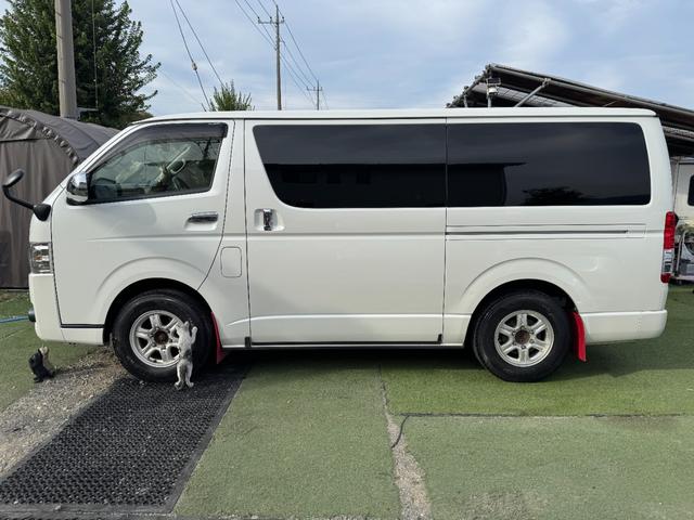 レジアスエースバン スーパーＧＬ　ダークプライム　１オーナー／４ＷＤ／ディーゼル／プッシュスタート／両側パワスラ／寒冷地仕様／バックモニター／ＡＣ１００Ｖ／助手席エアバック／ＬＳＤ／パナソニックナビ／ドライブレコーダー／ＥＴＣ２．０／リヤフィルム施工（3枚目）