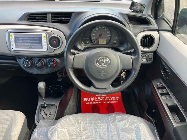 ヴィッツ Ｆ　４ＷＤ　ＥＴＣ　ナビＴＶ　アルミホイール　キーレス　エンジンスターター　電動格納ミラー　ＣＶＴ　衝突安全ボディ　ＡＢＳ　ＣＤ　取扱説明書　リアワイパー　ライトレベライザー（2枚目）