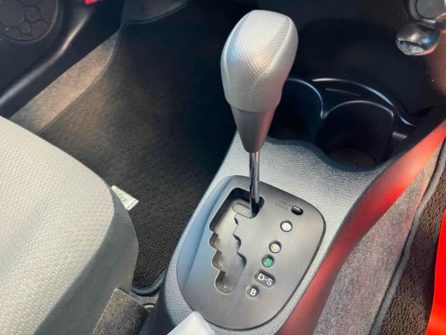 ヴィッツ Ｆ　４ＷＤ　ＥＴＣ　ナビＴＶ　アルミホイール　キーレス　エンジンスターター　電動格納ミラー　ＣＶＴ　衝突安全ボディ　ＡＢＳ　ＣＤ　取扱説明書　リアワイパー　ライトレベライザー（6枚目）
