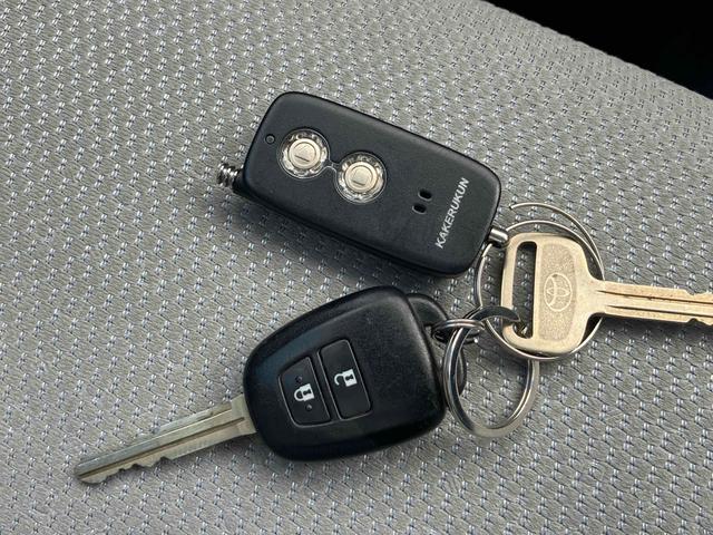 ヴィッツ Ｆ　４ＷＤ　ＥＴＣ　ナビＴＶ　アルミホイール　キーレス　エンジンスターター　電動格納ミラー　ＣＶＴ　衝突安全ボディ　ＡＢＳ　ＣＤ　取扱説明書　リアワイパー　ライトレベライザー（10枚目）