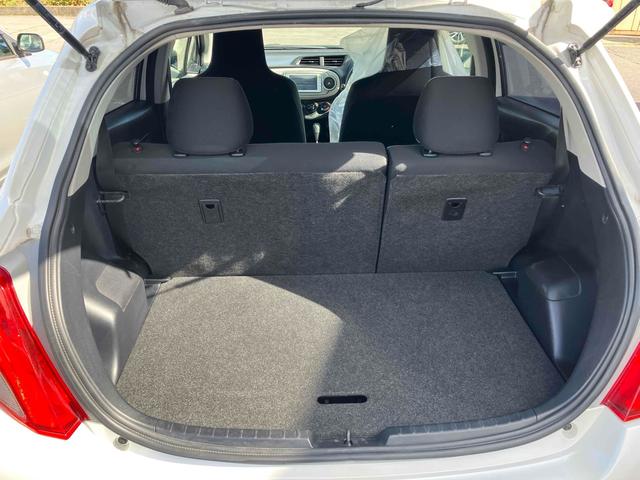ヴィッツ Ｆ　４ＷＤ　ＥＴＣ　ナビＴＶ　アルミホイール　キーレス　エンジンスターター　電動格納ミラー　ＣＶＴ　衝突安全ボディ　ＡＢＳ　ＣＤ　取扱説明書　リアワイパー　ライトレベライザー（18枚目）