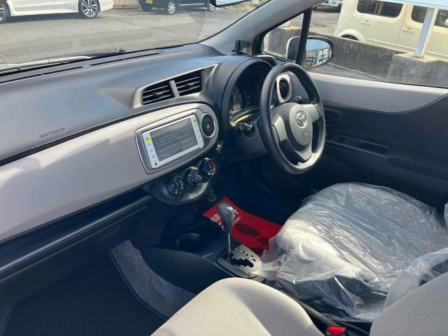ヴィッツ Ｆ　４ＷＤ　ＥＴＣ　ナビＴＶ　アルミホイール　キーレス　エンジンスターター　電動格納ミラー　ＣＶＴ　衝突安全ボディ　ＡＢＳ　ＣＤ　取扱説明書　リアワイパー　ライトレベライザー（26枚目）