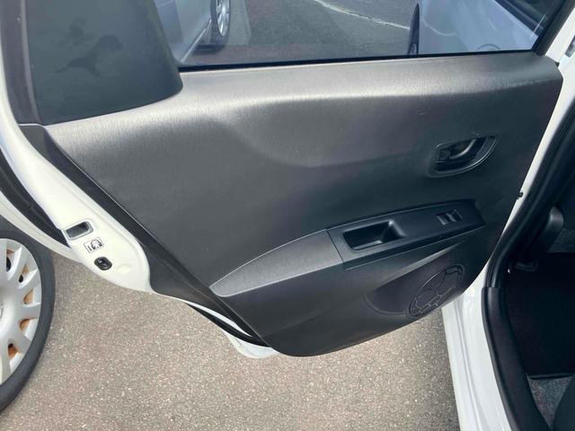 ヴィッツ Ｆ　４ＷＤ　ＥＴＣ　ナビＴＶ　アルミホイール　キーレス　エンジンスターター　電動格納ミラー　ＣＶＴ　衝突安全ボディ　ＡＢＳ　ＣＤ　取扱説明書　リアワイパー　ライトレベライザー（32枚目）